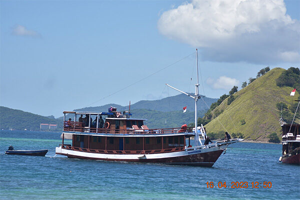 gallery komodo boat charter oke (9) gallery komodo boat charter oke (9)